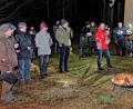 Bild: tu
An der Feuerstelle gestalten Sänger und Musikanten die Feierstunde.