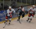 Bild: gb
Die Blue Devils (von links Barry Noe, Chase Clayton und Adrian Klein in den weißen Trikots) holten am Samstagabend mit dem 5:3-Erfolg beim Höchstadter EC drei wichtige Punkte. Mit im Bild HEC-Akteur Anton Seewald.