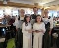 Bild: jzk
Monika Fink, Roland Küffner, Sieglinde Wick (hinten, von links) und die beiden Weihnachtsengel Lina Schwarzbauer und Sophia Sporrer (vorne, von links) gestalteten den besinnlichen Teil des Wirthaussingen in Kötzersdorf.