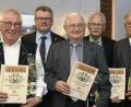 Bild: Petra Hartl
Ehrungen beim MGV Rosenberg mit (von links) Hermann Kederer, Michael Göth, Willi Morgenschweis, Helmut Fischer und Franz Regner.