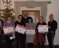Bild: cvs
Vorstandschef Josef Pflaum (links) und Landrat Andreas Meier stellten, Ramona Zangl (Kindergarten St. Elisabeth Eslarn, von links), Marion Eitel (Kindergarten "Arche Noach" Kohlberg), Kathrin Steudel (AWO-Kindergarten "Rasselbande" Bechtsrieth) sowie Hannelore Haberzeth und Tanja Lehner (Förderzentrum St. Felix) die Spenden zur Verfügung.