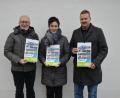 Bild: hme
CSU-Ortsvorsitzender Dieter Schwab, Schatzmeisterin Tanja Hilburger und CSU-Bürgermeisterkandidat Tobias Forster (von links) helfen beim Verteilen des Familienplaners.