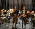 Bild: abi
Moderatorin Daniela Pöhlmann und Dirigentin Sabrina Hinze (von links) stehen mit ihren Musikern in den Startlöchern für die beliebten Neujahrskonzerte der Marktredwitzer Blasmusik.