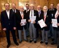 Bild: usc 
Ehrungsabend beim Gesangverein Traßlberg (von links): Zweiter Bürgermeister Hermann Böhm, Landrat Richard Reisinger, Hans Zintl (70 Jahre Mitglied), Vorsitzender Richard Neudecker, Johann Flierl (40), Adolf Gassner (Vorsitzender der Sängergruppe Amberg), Ernst Grabinger (60), Ludwig Donhauser (40) und Wolfgang Kusikowski (25).