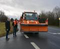 Bild: jr
Bürgermeister Roland Grillmeier und Bauhofleiter Wolfgang Stark (von links) informierten über zusätzliche Aufgaben für den städtischen Winterdienst durch die Übernahme der innerörtlichen Staatsstraße 2176. Am Steuer das Fahrzeugs saß Christoph Härtl.
