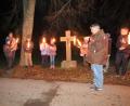 Bild: jzk
Pfarrer Thomas Kraus und Gemeindereferent Jochen Gößl (rechts) gestalteten die adventliche Andacht am Feldkreuz.
