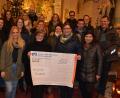 Bild: jr
Der Chor "Grazie a Dio" um Leiterin Michaela Burger (vorne, Zweite von rechts) überreichte an Dr. Annemarie Schraml (vorne, Dritte von links) einen Scheck in Höhe von 2000 Euro für die Aktion "Feuerkinder".