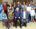 Bild: Schönberger, Ferdinand [fsb]
Jubilarin Marga Böhm (vorne, Zweite von links) zusammen mit ihrer Schwester Erika (links), Ehemann Alois (Dritter von links) und Bürgermeister Martin Schregelmann im Kreis ihrer Kinder, Enkel und Urenkel.