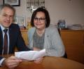 Bild: wro
Bürgermeister Roland Grillmeier gratulierte der Vorsitzenden der Mitterteicher Tafel, Nicole Fürst, zur Auszeichnung durch das Bayerische Staatsministerium für Ernährung, Landwirtschaft und Forsten.