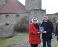 Bild: fz
Autorin Gabriele Kiesl (links) und Lektorin Manuela Bonfissuto (rechts) übergeben Bürgermeister Anton Kappl auf der Burg das Buch "Mystischen Burgen".