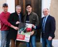 Bild: do
Die Werbeplakate sind schon gedruckt. Zweiter Bürgermeister Roland Hörl, LTO-Geschäftsführer Wolfgang Meidenbauer, künstlerischer Leiter Till Rickert und Bürgermeister Albert Nickl (von links) besprechen Einzelheiten zur Aufführung des Stücks "Schickaneder - Sommer der Gaukler" im Sommer 2020 vor der Kulisse der Wieskapelle im historischen Klosterhof.