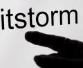 Bild: Patrick Pleul/dpa
Das Wort "Shitstorm" ist auf einem Computerbildschirm zu lesen.