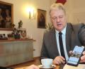 Bild: Wolfgang Steinbacher
Das Smartphone immer in Griffweite: Landrat Richard Reisinger bezeichnet sich selbst als sehr online- und digital-affinen Menschen. Aber Bücher liest er gerne auf die klassische Art und Weise.