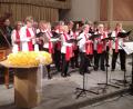 Bild: Hirsch
Unter der Leitung von Michael Koch (rechts) trat der Sängerbund Schwandorf beim Weihnachtskonzert in Sokolov auf, begleitet von Christian Lehnerer (links) am Klavier.
