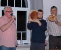 Bild: ow
Auktionator Hermann Gmelch (links) versteht es, bei der Christbaumversteigerung der Mockersdorfer Feuerwehr die Ware gut zu präsentieren.Kommandant Gerhard Müller (rechts) und sein Sohn Daniel helfen Gmelch dabei.