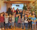 Bild: hl
Das Foto zeigt den SVW-Nachwuchs mit dem (hinten von links) Krampus, Stefanie Schrembs und dem Nikolaus sowie Jugendleiter Harry Schupfner.