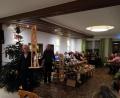 Bild: ens
Wer möchte diese Holzdeko ersteigern? Schnell findet sich ein Abnehmer und auch der Tisch voller Waren und der Christbaum leeren sich schnell.