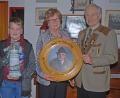 Bild: wee
Den Karl-Rupprecht-Gedächtnispokal – ein Wanderpokal - ging mit 3,1-Teiler an Tobias Laufmann (links). Renate Rupprecht (Mitte) hat den Pokal in Erinnerung an Karl Rupprecht, der 2019 seinen 100. Geburtstag gefeiert hätte, gestiftet. Die Scheibe zeigt Gründungsmitglied Karl Rupprecht, rechts im Bild Schützenmeister Johann Dotzler.
