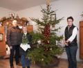 Bild: fvo
Roman Bauer, Waltraud Kühnhauser mit dem Gabloner Christbäumchen und Petra Reil (von links) vor dem "Apfel-Weihnachtsbaum".