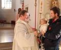 Bild: wrm
Stadtpfarrer Hubert Bartel segnet nach dem Gottesdienst die Kinder - egal ob bereits selbst auf den Beinen oder getragen auf den Armen der Eltern, hellwach oder schlafend.