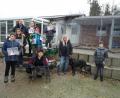 Bild: Mittelschule Waldsassen/exb
Die Schüler der Mittelschule Waldsassen mit Tierheimleiterin Daniela Riedl (links oben) und Rektorin Claudia Strobel-Dietrich (rechts unten) sowie den Hunden Benny, Indra und Diego.