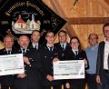 Bild: u
Insgesamt 5000 Euro steuern die Freiwillige Feuerwehr Steiningloh-Urspring und die Jugendfeuerwehr zur Sanierung und Neugestaltung des Innenraums der Dorfkapelle bei. Bei der Spendenübergabe (von links): FFW-Vorsitzender Sebastian Lobenhofer, Zweiter Kommandant Josef Giehrl, Kommandant Ludwig Fischer, Ortssprecher Erich Stauber, Zweiter FFW-Vorsitzender Michael Pfab, Benedikt Lederer, Jugendwart Tobias Kummer, Antonia Stauber, Zweiter Bürgermeister Josef Birner und Bürgermeister Hermann Falk.