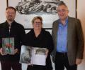 Bild: bö
Mystische Burgen in der Oberpfalz - Mit rätselhaften Geschichten von Oberpfälzer Burgen befasste sich die Schriftstellerin Gabriele Kiesl (Mitte) . Im Hohnburger Rathaus stellte sie ihr neues Werk vor. Von links Bürgermeister Florian Junkes,, rechts Verlagsleiter Josef Roidl vom Buch- und Kunstverlag Oberpfalz.