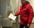 Bild: exb
Markus Mrozek bei seinem Gang ins Amberger Wahlamt.