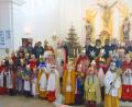 Bild: fjo
Farbenfroh und feierlich steht die Aussendung der Sternsinger im Mittelpunkt des Festgottesdienstes in der Emmeramskirche.