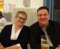 Bild: Houschka
Freude nach der Nominierung in Wolfring: Bürgermeister Christian Ziegler
(rechts) und seine Frau Iris. An diesem Abend war allerdings noch unklar, ob nicht aus Högling oder Dürnsricht ein Gegenbewerber für das Amt des Fensterbacher Gemeindeoberhaupts kommen würde. Unterdessen ist aber deutlich geworden, dass Ziegler (52) bei der Kommunalwahl mit hoher Wahrscheinlichkeit allein in Rennen geht.