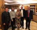 Bild: exb/Andreas Weindler 
Präsident Matthias Graf (Zweiter von rechts) und Vorstandsmitglied Alois Hagl (rechts) freuen sich über die neuen Mitglieder Martina Englhardt-Kopf (links) und Renate Ahrens. Als Pate fungierte Hans Hottner (links).