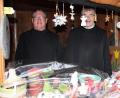 Bild: prh
Seit 52 Jahren lebt der Neustädter Bruder Manuel Witt (links) im Kloster Münsterschwarzach. Seinen eingeschlagenen Lebensweg hat der gelernte Schuster nie bereut. Rechts im Bild Bruder Stefan, ein Steuerberater, der den Neustädter zum Adventsmarkt des OWV begleitete und Produkte aus dem Fair-Handel anbot.