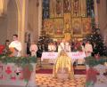 Bild: tu
Bild zeigt einen Ausschnitt aus dem Jahresschlussgottesdienst am Dienstag in der Stadtpfarrkirche St. Sigismund mit Pater Reinhold Schmitt am Volksaltar und Lektor David Kirschsieper am Ambo (links) bei der Bilanzziehung über das Jahr 2019 in der Pfarrei St. Sigismund, den Ministranten und im Hintergrund mit dem Chor des Männergesangvereins.