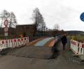 Bild: Uwe Ibl
Betreten der Baubrücke zum alten Umspannwerk Forst verboten, das in den nächsten zwei Jahren total erneuert wird. Die alte Brücke dürfen Fußgänger und Radfahrer jedoch nutzen.