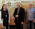 Bild: tr
Waren bei der Vorstellung der Machbarkeitsstudie im Kloster dabei. Bürgermeister Bernd Sommer, Schwester Sophia, Äbtissin Laetitia, Jörg Finkbeiner (Planer), Werner Haase, Martin Rosner (Stadtbauamt), Johanna Härtl Leiterin Umweltstation), Raimund Karl (Denkmalschutz), Josef Kagerer (Städtebauförderung) und Statiker Wolfgang Kugler (von links).