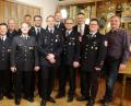 Bild: ohr
Bürgermeister Hans Prechtl (Dritter von rechts) gratulierte dem neu gewählten Vorstand der Freiwilligen Feuerwehr Stulln. An der Spitze stehen als Erster Vorstand Thomas Kiener (Sechster von rechts) mit Stellvertreter David Raab (rechts daneben). 
Ebenfalls neu in Positionen: Michael Schwarz/Kassier (Dritter von links), Stellvertreter Sebastian Peltzer (links) und Zweiter Schriftführer Jonas Muckenschnabel (Fünfter von rechts). 
Mit im Bild der Verwaltungsrat und die Vertrauensleute.