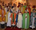 Bild: jr
Bereits am Neujahrstag wurden in der Pfarrei Herz Jesu Pechbrunn die Sternsinger ausgesandt, die morgen Samstag die Familien in der Pfarrei besuchen werden. Insgesamt vier Sternsingergruppen werden unterwegs sein. Pfarrer Robert Ploß erbat den Segen für die Sternsinger.