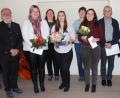 Bild: wro
In den Mittelpunkt des Neujahrsempfangs rückten auch Ehrungen. Ausgezeichnet wurden von Bürgermeister Herbert Bauer (links) Veronika Höcht, Andrea Fichtner, Sarah Weis, Monika Käs, Maria Unterstein (von links) sowie Karl Bauer (Dritter von rechts), der für seine Bereitschaft 150 Mal Blut zu spenden, auch von Richard und Petra Meierl (von rechts) vom BRK Wiesau geehrt wurde.