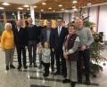 Bild: exb
Glückfee Jule Ellert darf die Gewinner der großen Weihnachtsverlosung des Werbe- und Förderkreises ziehen.