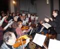 Bild: du
Beeindruckende Kirchenmusik bieten der Kirchenchor Schirmitz/Bechtsrieth, die Orchestergruppe und das Blechbläserensemble der Pfarrei unter der Stabführung von Wolfgang Ziegler beim Neujahrshochamt in der Pfarrkirche.