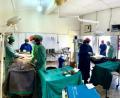 Bild: exb/Šenkýřová 
Zwei OP-Tische in einem Saal, dazu gab es noch einen weiteren Saal mit einem OP-Tisch. Die Ärzte aus Deutschland und der Schweiz konnten so drei Patienten parallel operieren und unterrichteten dabei zugleich Ärzte und Pfleger aus dem St. Mary's Hospital.