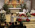 Bild: bph
Symbolisch dargestellt mit Schlagworten auf Tafeln an einem roten Seil erinnerte Stadtpfarrer Hannes Lorenz an Ereignisse des vergangenen Jahres. „Was hier vorne steht, ist zu ergänzen mit ganz persönlichen Erinnerungen und Erlebnissen eines Jeden aus den vergangen zwölf Monaten. Die schönen und die traurigen, Erfolge und Niederlagen, Höhen und Tiefen.“