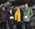 Bild: heb
Ski-Club-Vorsitzender Horst Wettinger (von links) übergab 4000 Euro an Dr. Annemarie Schraml für ihr Projekt „Feuerkinder“. Die Summe stammt vom Verkauf von Rita Vogls Handarbeiten. 650 Euro gab es für die Jugendabteilung, die Kassier Hans Wachsmann entgegennahm.