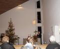 Bild: weu
Von Kerzen und Christbaum besonders hell erleuchtet ist die zum Ende des Jahres frisch gestrichene Auferstehungskirche.