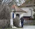 Bild: wsu
Bernhard Frahsek ist der zweite Vorsitzende des „Arbeitskreises für Flur- und Kleindenkmalforschung in der Oberpfalz“. Hier befindet er sich vor einem Ensemble aus Kapelle, Marterl und neuem Gedenkstein in Pielmühle.