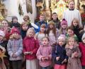 Bild: ral
Das Bild zeigt die Kinder mit Pfarrer Gerhard Wagner
