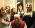 Bild: gm
Der Pittersberger Bildhauer Franz Brickl feiert seinen 90. Geburtstag mit fünf Enkelinnen (von links): Franziska, Kathrin, Christina, Carlotta sowie Matilda.