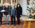 Bild: gi
Hans-Josef Völkl (Zweiter von links) übergibt an Bürgermeister Hermann Ach (links) Geld für die Kirchensanierung. Alfred Hierold (Zweiter von rechts) sichert zudem eine private Spende zu. Darüber freut sich auch Mesnerin Monika Schnupfhagn.