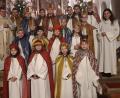 Bild: fpoz
Die Sternsinger nach der Aussendung am Neujahrstag mit Stadtpfarrer Bernd Philipp und Gemeindeassistentin Laura Amann.