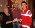 Bild: bjo
Elfriede Multerer (von links) und Denis Koller überreichen 500 Euro an Samuel Fritz von den Helfern vor Ort.